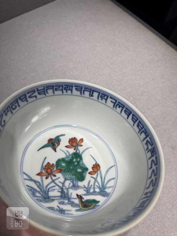清道光 斗彩荷塘鸳鸯墩式碗 - 图9